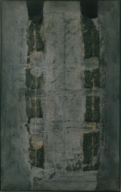 Relief gris avec deux tâches noires