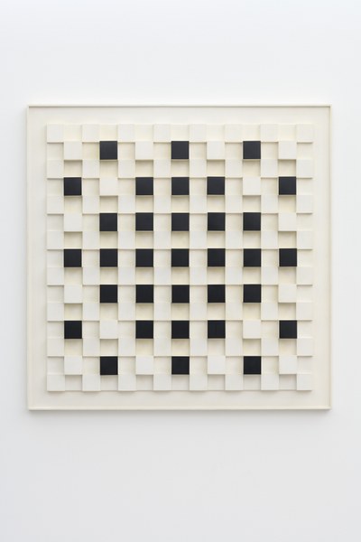 Reliëf met zwarte en witte blokken