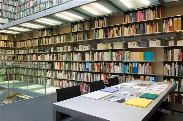 https://mediabank.vanabbemuseum.nl/vam/files/alexandria/publiciteit/zaaloverzichten/2006/carol-robertson/_COX6323.jpg