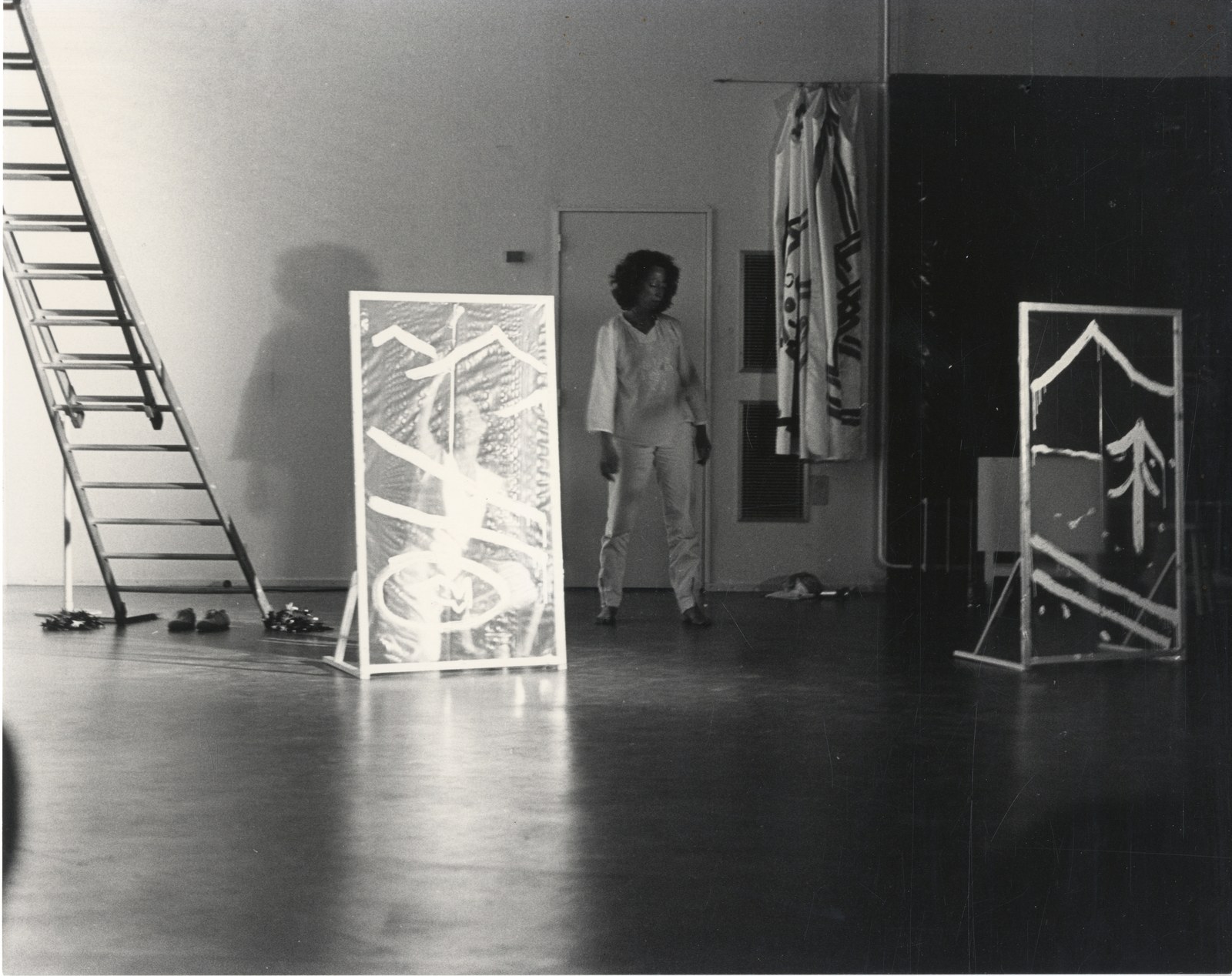 https://mediabank.vanabbemuseum.nl/vam/files/alexandria/publiciteit/zaaloverzichten/1981/jonas/jonas_performance001.jpg