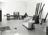 https://mediabank.vanabbemuseum.nl/vam/files/alexandria/publiciteit/zaaloverzichten/1968/beuys/1968_beuys004.jpg