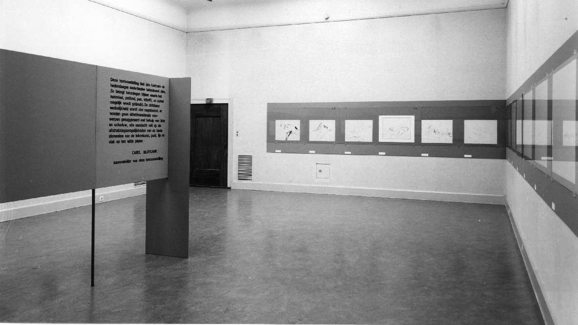 https://mediabank.vanabbemuseum.nl/vam/files/alexandria/publiciteit/zaaloverzichten/1973/tekenkunst/1973_tekenkunst007.jpg