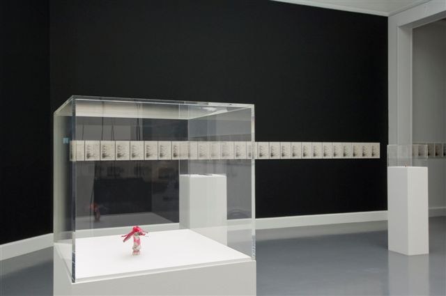 https://mediabank.vanabbemuseum.nl/vam/files/alexandria/publiciteit/zaaloverzichten/2007/buchler/_COX2800.jpg