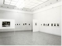 https://mediabank.vanabbemuseum.nl/vam/files/alexandria/publiciteit/zaaloverzichten/1970/photographers eye/1970_photographers eye 016.jpg
