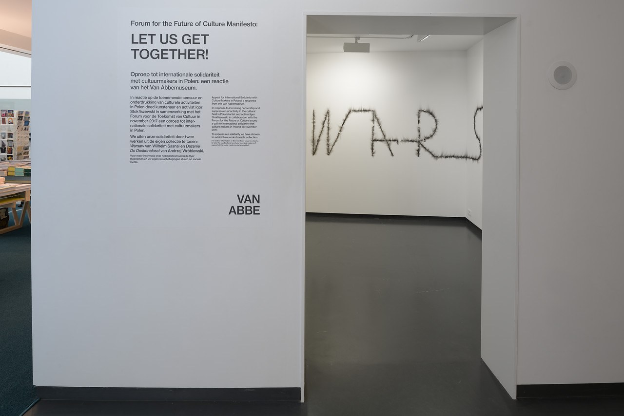 https://mediabank.vanabbemuseum.nl/vam/files/alexandria/publiciteit/zaaloverzichten/2018/urgencyroompolen/_DSC7964.jpg