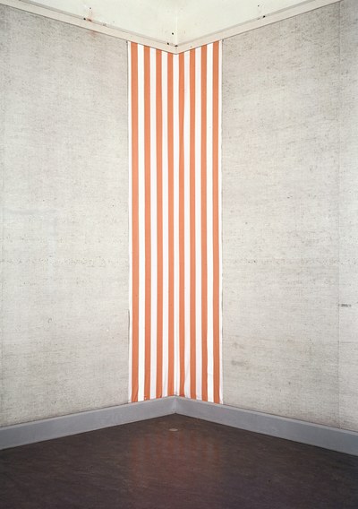 Peinture angulaire. Les deux bandes blanches extrêmes sont recouvertes de peinture blanche