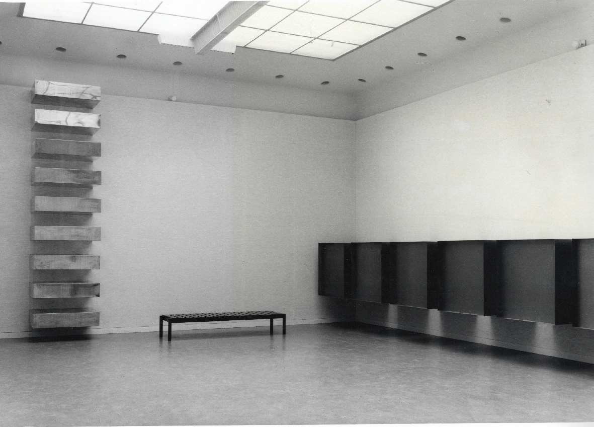 https://mediabank.vanabbemuseum.nl/vam/files/alexandria/publiciteit/zaaloverzichten/1970/judd/1970_judd003.jpg