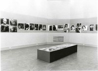 https://mediabank.vanabbemuseum.nl/vam/files/alexandria/publiciteit/zaaloverzichten/1976/fieret/1976_fieret002.jpg