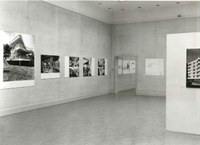 https://mediabank.vanabbemuseum.nl/vam/files/alexandria/publiciteit/zaaloverzichten/1968/scharoun/1968_scharoun003.jpg