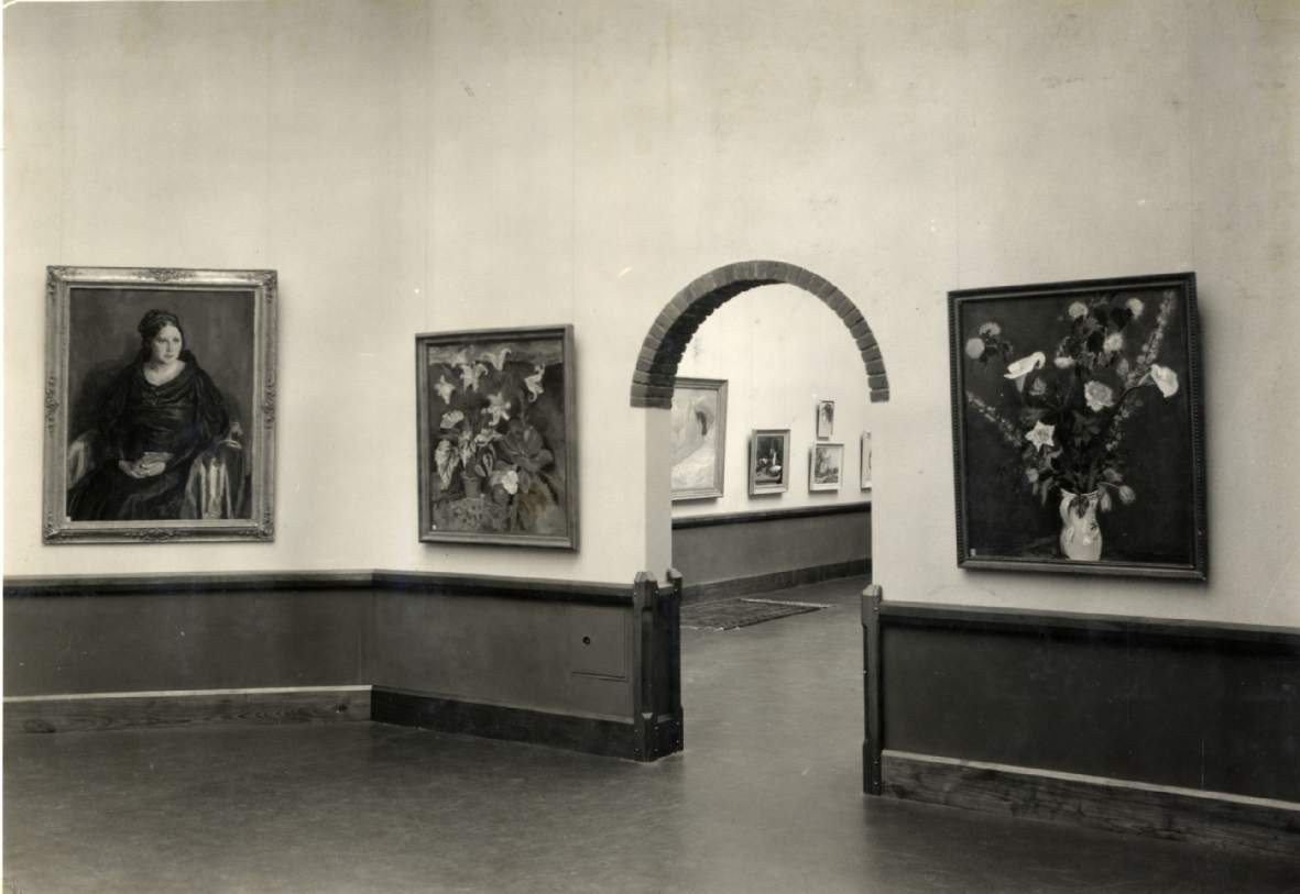 https://mediabank.vanabbemuseum.nl/vam/files/alexandria/publiciteit/zaaloverzichten/1936/hedendaagse ned kunst/1936 hedendaagse ned kunst002.jpg