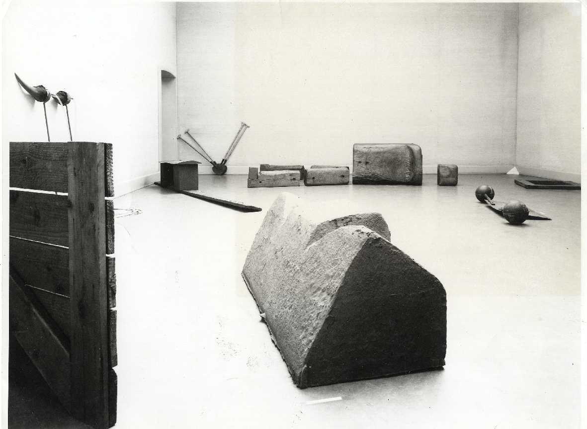 https://mediabank.vanabbemuseum.nl/vam/files/alexandria/publiciteit/zaaloverzichten/1968/beuys/1968_beuys002.jpg