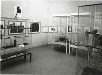 https://mediabank.vanabbemuseum.nl/vam/files/alexandria/publiciteit/zaaloverzichten/1968/beuys/1968_beuys007.jpg