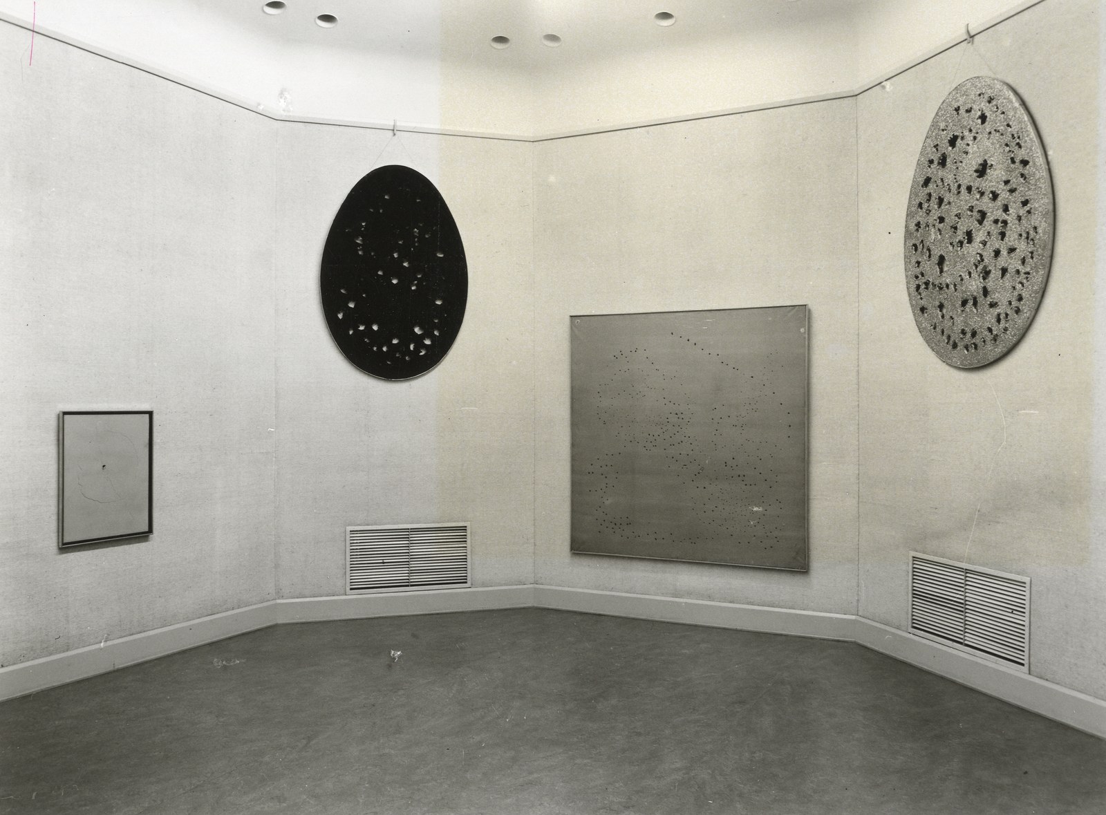 https://mediabank.vanabbemuseum.nl/vam/files/alexandria/publiciteit/zaaloverzichten/1967/fontana/fontana001.jpg