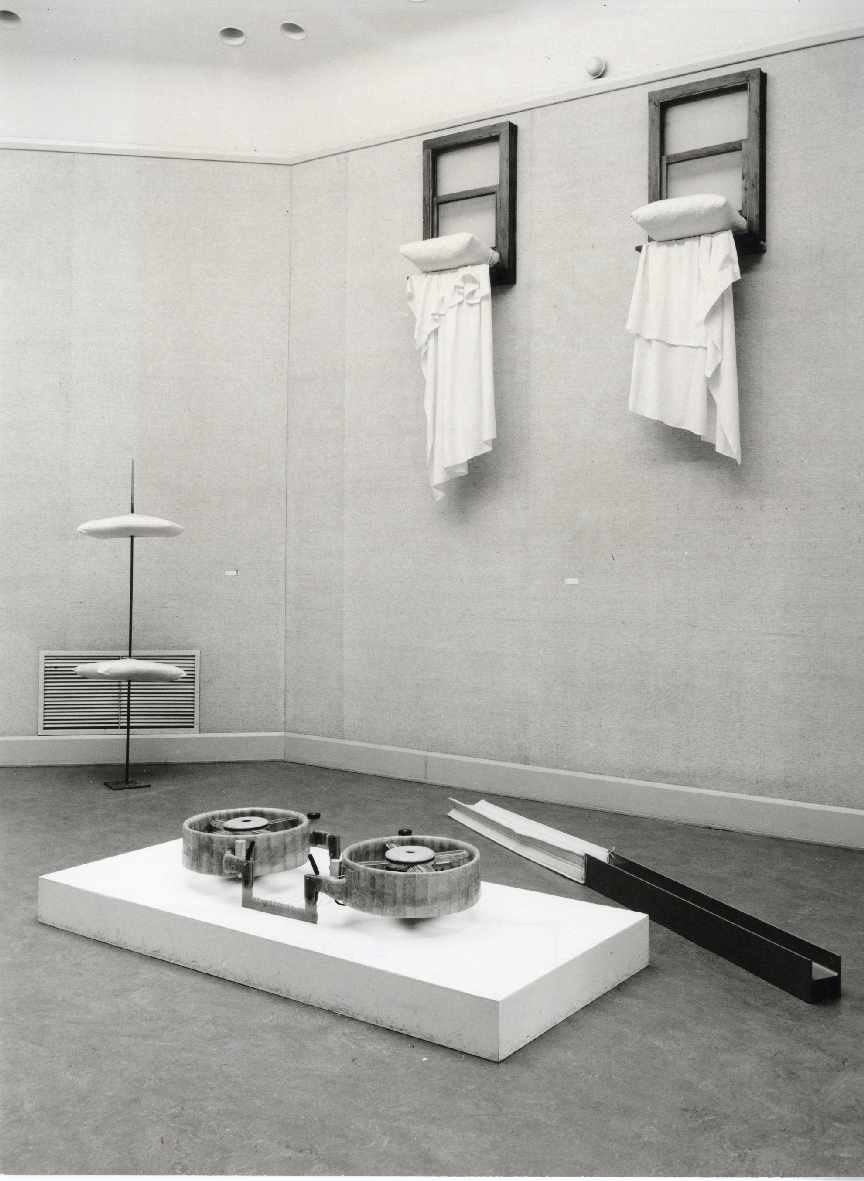 https://mediabank.vanabbemuseum.nl/vam/files/alexandria/publiciteit/zaaloverzichten/1970/boezem_panamarenko/1970_boezem_panamarenko009.jpg