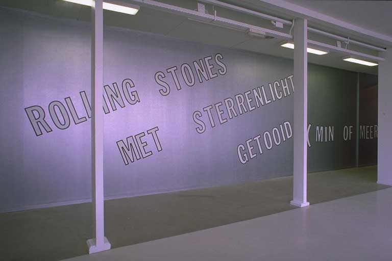 https://mediabank.vanabbemuseum.nl/vam/files/alexandria/publiciteit/zaaloverzichten/1997/mullican_weiner/weiner02.jpg