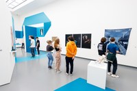 https://mediabank.vanabbemuseum.nl/vam/files/alexandria/publiciteit/zaaloverzichten/2022/radicallymine/SAEYS_vanabbemuseum_Radically_Mine_2022_3355.jpg